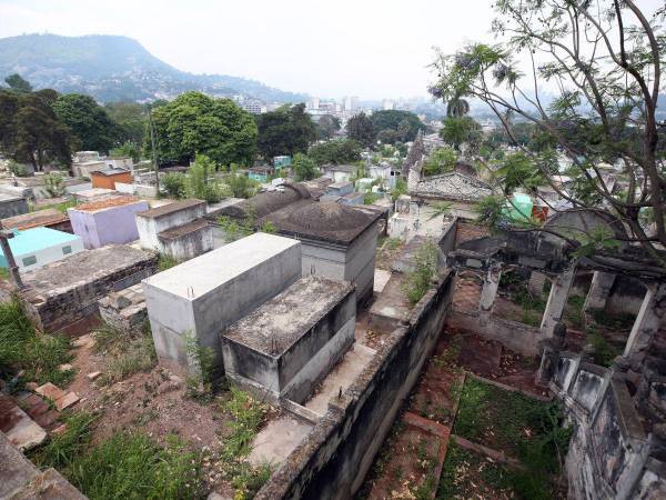 El cementerio tiene una área de 40 manzanas con numerosos mausoleos construidos en forma de pilas, castillos, iglesias, fortalezas y murallas.