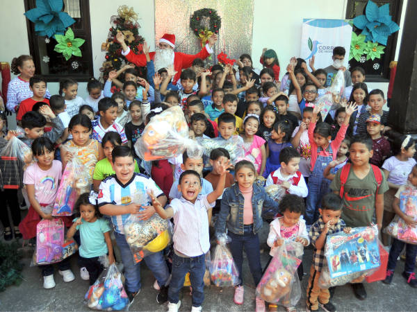 Los regalos se dieron a más de 200 menores que con alegría y al unísono gritaron: “Gracias EL HERALDO y feliz año”.