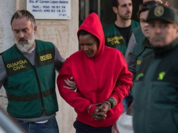 Ana Julia llegando a la Guardia Civil para rendir declaración. Foto: Cortesía El País.