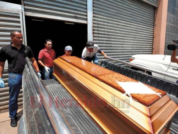 En un carro tipo pick-up, familiares trasladaron el cuerpo de Juan García desde la morgue del Ministerio Público hasta Vellecillo, Lepaterique.