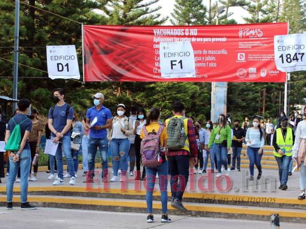 Estudiantes de la UNAH esperan para ingresar a realizar el examen de admisión.