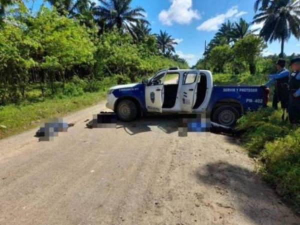 Los agentes quedaron tirados fuera de la patrulla en la que se transportaban.