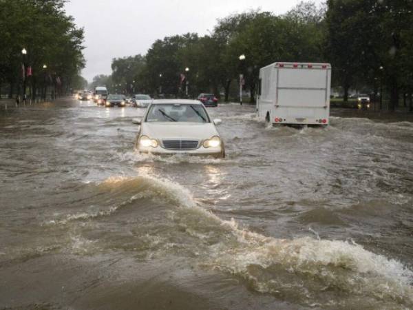 La intersección de la calle 15 y Avenida de la Constitución luce inundada por la lluvia. Foto AP