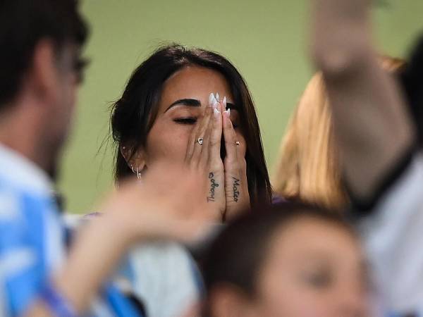 Antonela Roccuzzo no pudo evitar los nervios y la tensión que sentía desde las graderías durante el encuentro de octavos de final de Argentin contra Australia.