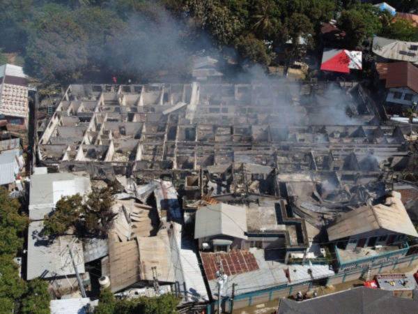 El edificio donde estaba el hospital quedó completamente destruido tras el voraz incendio; se construirá un nuevo centro asistencial.