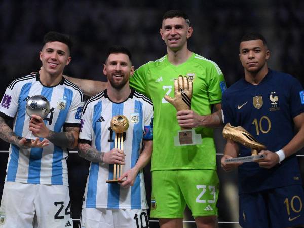 Luego de festejar en la cancha, los jugadores argentinos no se olvidaron del 10 francés.