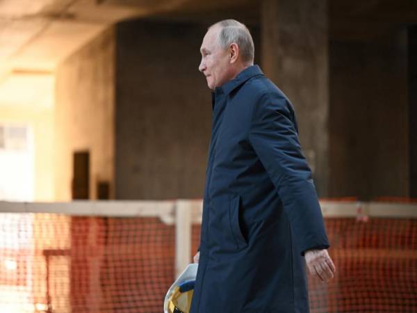 El presidente ruso Vladimir Putin visita el sitio de construcción del Centro Espacial Nacional en Moscú