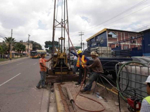 Con maquinaría especial se realizan pruebas de suelo en la zona.