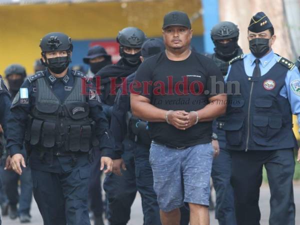 Momento en que las autoridades hondureñas trasladaban al ciudadano de origen nicaragüense tras su detención en El Porvenir, Atlántida.