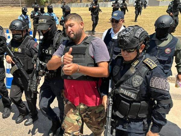 Con el pulgar hacia arriba y con un semblante tranquilo, Víctor Viera fue captado por el lente de EL HERALDO a su traslado a la Corte Suprema de Justicia (CSJ).