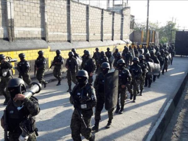 Se realizan cateos este jueves en el centro penal de Santa Bárbara en busca de armas, droga y otros objetos prohibidos. Foto: Policía Militar