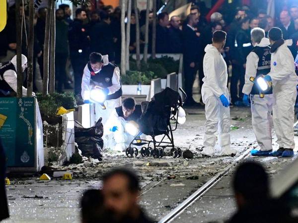 La policía acordonó el lugar por temor a una segunda explosión. Un imponente despliegue de las fuerzas de seguridad bloqueó también el acceso al barrio y a las calles aledañas.