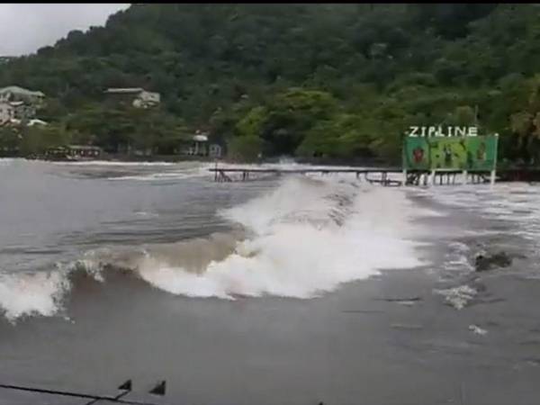 Las calmadas aguas de Roatán se vieron afectadas con el fenómeno. Las autoridades aseguran que el oleaje llegaría a ser de 6 a 9 pies de altos.