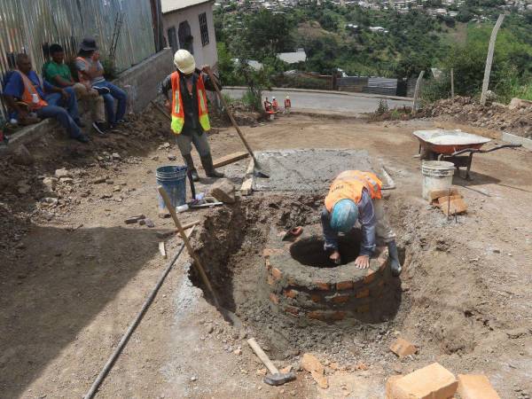 La colonia Mololoa aún carece de alcantarillado sanitario, pero en otros sectores altos de la ciudad ya están iniciando proyectos.