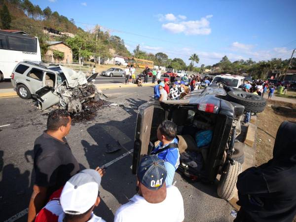 La Policía Nacional informó que dos de los hijos del imprudente conductor se encuentra en estado crítico a raíz del accidente.