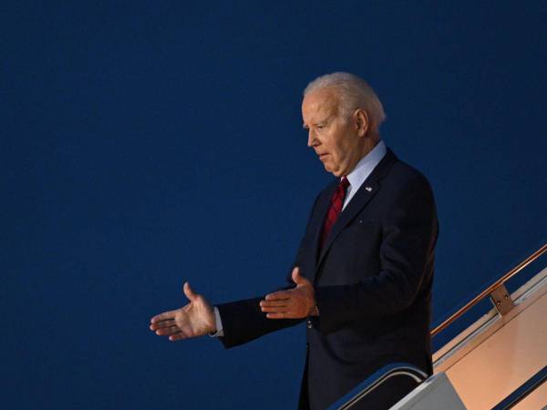 El presidente de EE. UU., Joe Biden, desembarca del Air Force One después de aterrizar en el aeropuerto de Stansted el 9 de julio de 2023.