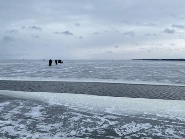 Preocupados de que algunos de los aislados en el hielo no fueran conscientes de la situación, las autoridades activaron un sistema de alerta a través de teléfonos móviles.