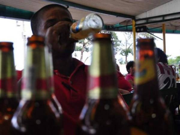 El aumento para las bebidas alcohólicas estaría destinado para la creación de hospitales. Foto: EL HERALDO