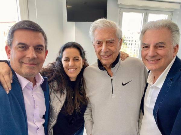 Vargas Llosa “venció al Covid. Ahora, a casa a seguir con la recuperación”, escribieron en sus cuentas de Twitter Álvaro y Morgana Vargas Llosa, junto a una foto en la que salen abrazados con su padre de 86 años, sonriente, y su otro hermano, Gonzalo.