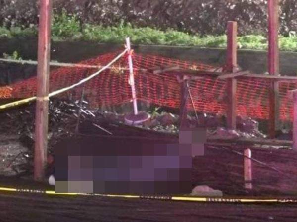 El joven se encontraba junto a sus compañeros descansando debajo de una galera mientras esperaban que las precipitaciones se apaciguaran.