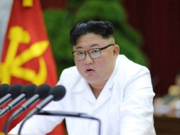 El líder Kim Jong Un dirigió un encuentro de emergencia de su buró político el jueves y ordenó confinamientos por todo el país en un intento de contener la propagación.