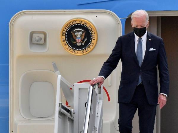 El presidente de los Estados Unidos, Joe Biden, llega a la base aérea de Yokota en Fussa, prefectura de Tokio, el 22 de mayo de 2022.