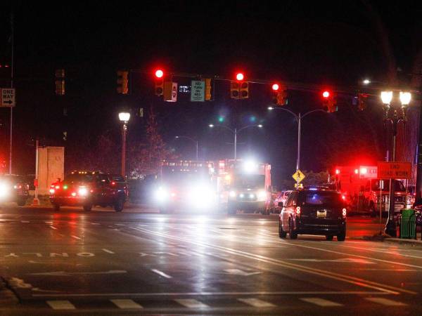 La policía y los vehículos de emergencia están en la escena de una situación de tirador activo en el campus de la Universidad Estatal de Michigan el 13 de febrero de 2023 en Lansing, Michigan.