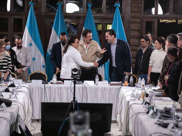 La reunión de gabinete ampliado se desarrolló ayer hasta la noche en las instalaciones de Casa Presidencial. De momento no se anunciarán cambios en el gabinete.