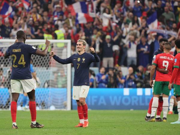 Antoine Griezmann e Ibrahima Konaté celebran el pase de Francia a la final del Mundial de Qatar.