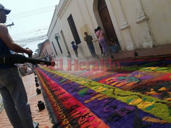 Turistas son movidos por la fe y la historia colonial que alberga Comayagua. Decenas de coloridas alfombras conmemoran el sacrificio del hijo de Dios. Foto Fede Ramos/ EL HERALDO