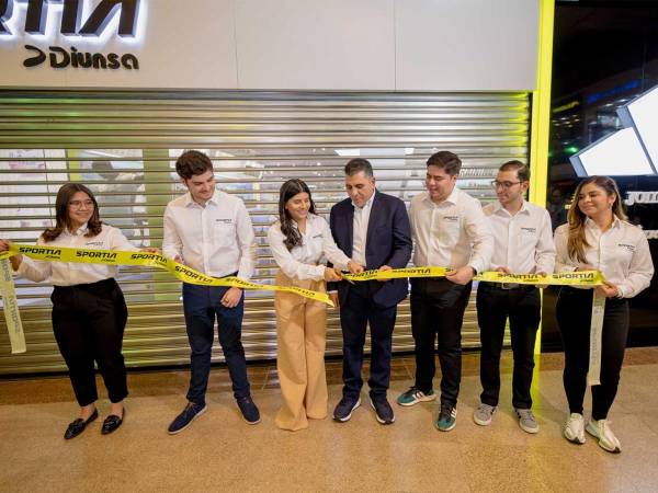 Ejecutivos de Sportia junto a su equipo, en la apertura de la primera tienda ubicada en Cascadas Mall.