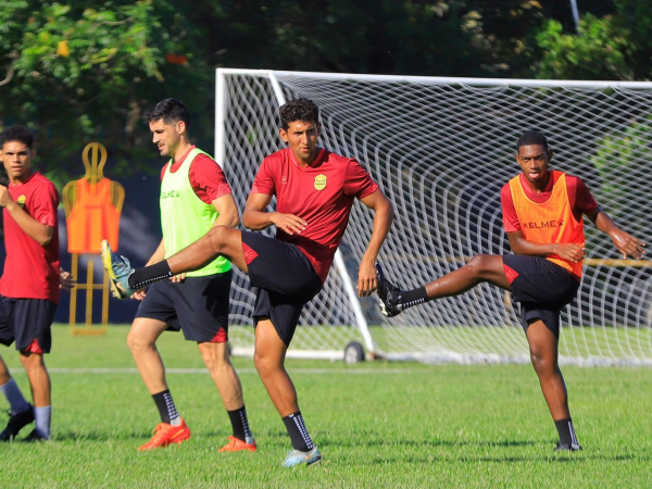 Los jugadores tienen la ilusión de convencer al entrenador sudamericano para que ocupen una plaza fija con los sampedranos.