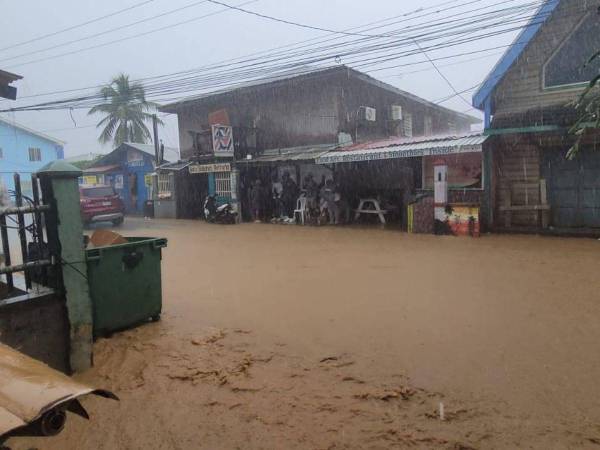 Roatán, Islas de la Bahía, reportó inundaciones este miércoles. Las autoridades llaman a tomar medidas.