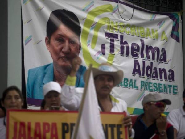 Los partidarios del partido político de Semilla protestan ante el Tribunal Constitucional y exigen que se permita que la ex fiscal general, Thelma Aldana, participe como candidata en las próximas elecciones. Foto: Agencia AP.