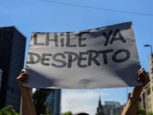 Un último reporte del Instituto Nacional de Derechos Humanos (INDH) contabiliza, además, 535 personas heridas -239 de ellas por armas de fuego- y 2,410 detenidos. Foto: AFP.