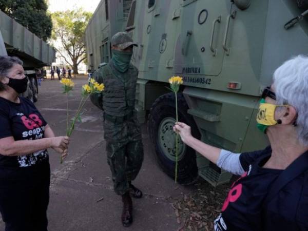 Unas horas antes, docenas de vehículos militares y cientos de soldados desfilaron junto al palacio presidencial ante la mirada de Bolsonaro, para luego pasar ante el edificio del Congreso y el Ministerio de Defensa. Los vehículos militares abandonaron la capital por la noche.