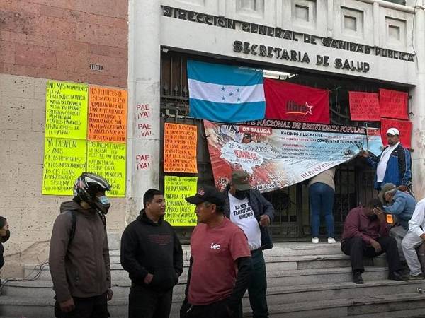 Los alrededores de la Sesal se vieron rodeados por las personas vestidas de rojo que suman a sus peticiones la destitución del Dr. José Manuel Matheu.