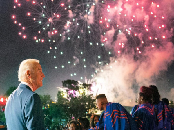 Joe Biden pide paz y fin la “epidemia de violencia” con armas el 4 de Julio.