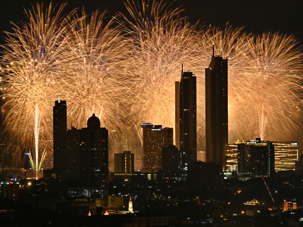 Con show de luces pirotécnicas y reunidos en familia, en diferentes puntos del mundo ya se despidieron del 2023 y dieron la bienvenida al año 2024. La diferencia de horarios en estos países permitió celebrar muchos antes que otros lugares de diferentes regiones; sin embargo, otros esperan con ansias despedir una vez más otro año.