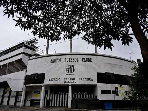 Vista del estadio Vila Belmiro, sede del equipo de fútbol Santos, en Santos, Brasil, donde los fanáticos podrán decirle adiós a rey Pelé.