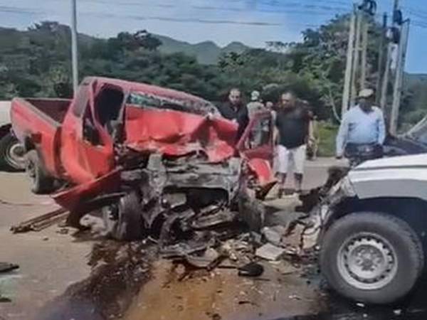 Ambos conductores quedaron atrapados en sus vehículos y fueron rescatados por cuerpos de socorro. Las causas de la conducción imprudente aún se desconocen.