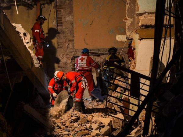 Bomberos y rescatistas retiran escombros de las ruinas del Hotel Saratoga, en La Habana, el 8 de mayo de 2022.