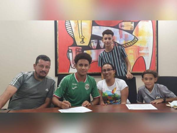 Javier Arriaga junto a su familia en la firma del contrato.