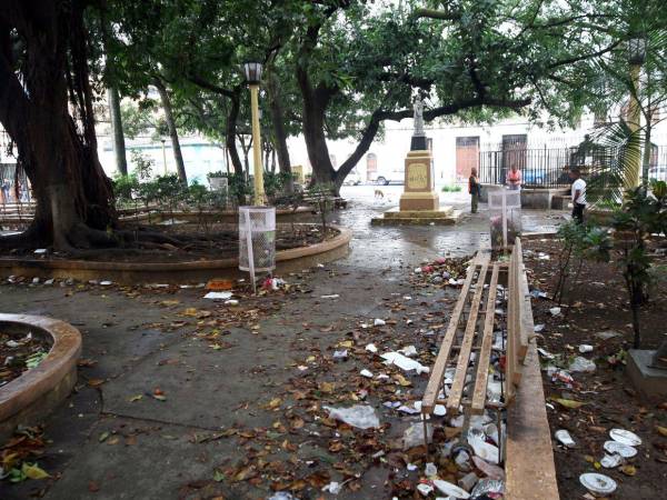 Parque La Libertad de Comayagüela se encuentra olvidado, oscuro y lleno de basura.