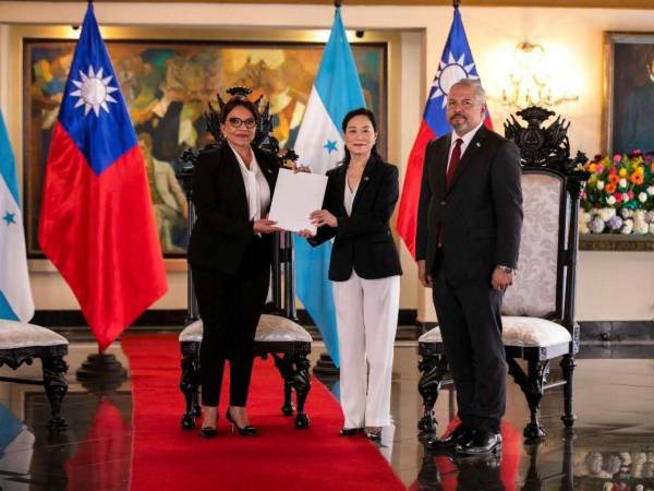 En junio del año pasado, Vivia Chang presentó sus cartas credenciales ante el gobierno de Xiomara Castro como nueva embajadora de Taiwán en Honduras. Ayer salió del país en total silencio.