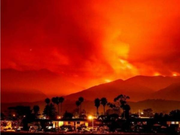 Los incendios forestales en California hacen que el cielo se torne color naranja. Foto: Agencia AFP