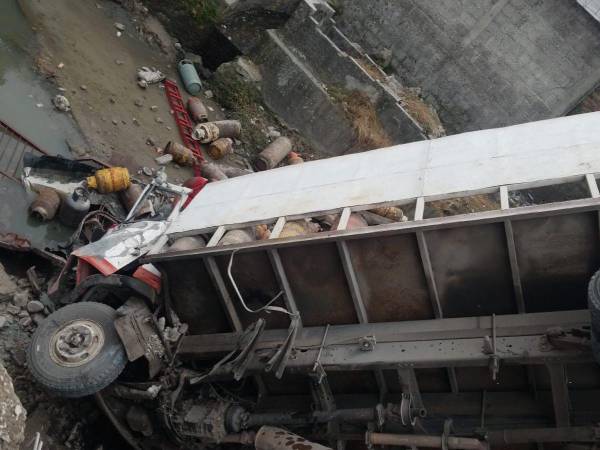 En la escena quedaron dispersos decenas de cilindros de gas y el camión quedó destruido de la parte frontal tras el fuerte golpe.