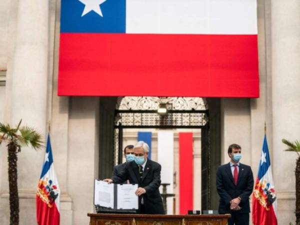 La nueva Constitución se propone terminar con la actual a la que se considera la causa de injusticias sociales en uno de los países más prósperos de la región. FOTO: AFP