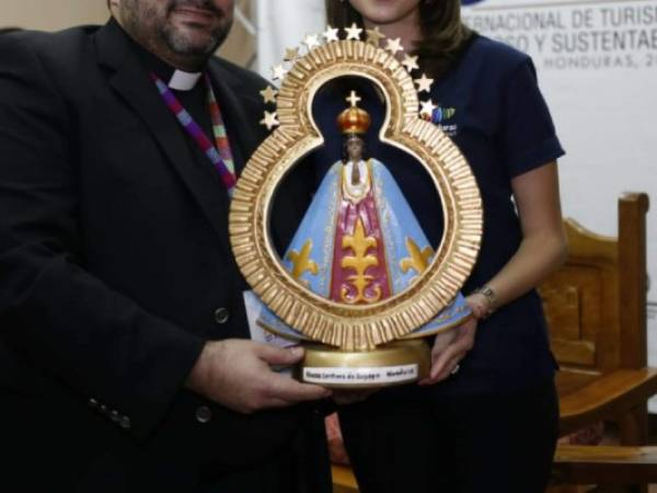 El párroco Carlo Magno recibió réplica de la Virgen de Suyapa.