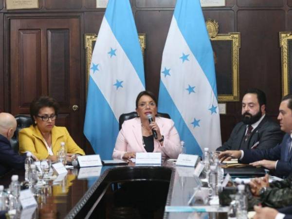 Momento en que la presidenta Xiomara Castro hacía lectura del acuerdo alcanzado en el Consejo Nacional de Defensa y Seguridad.